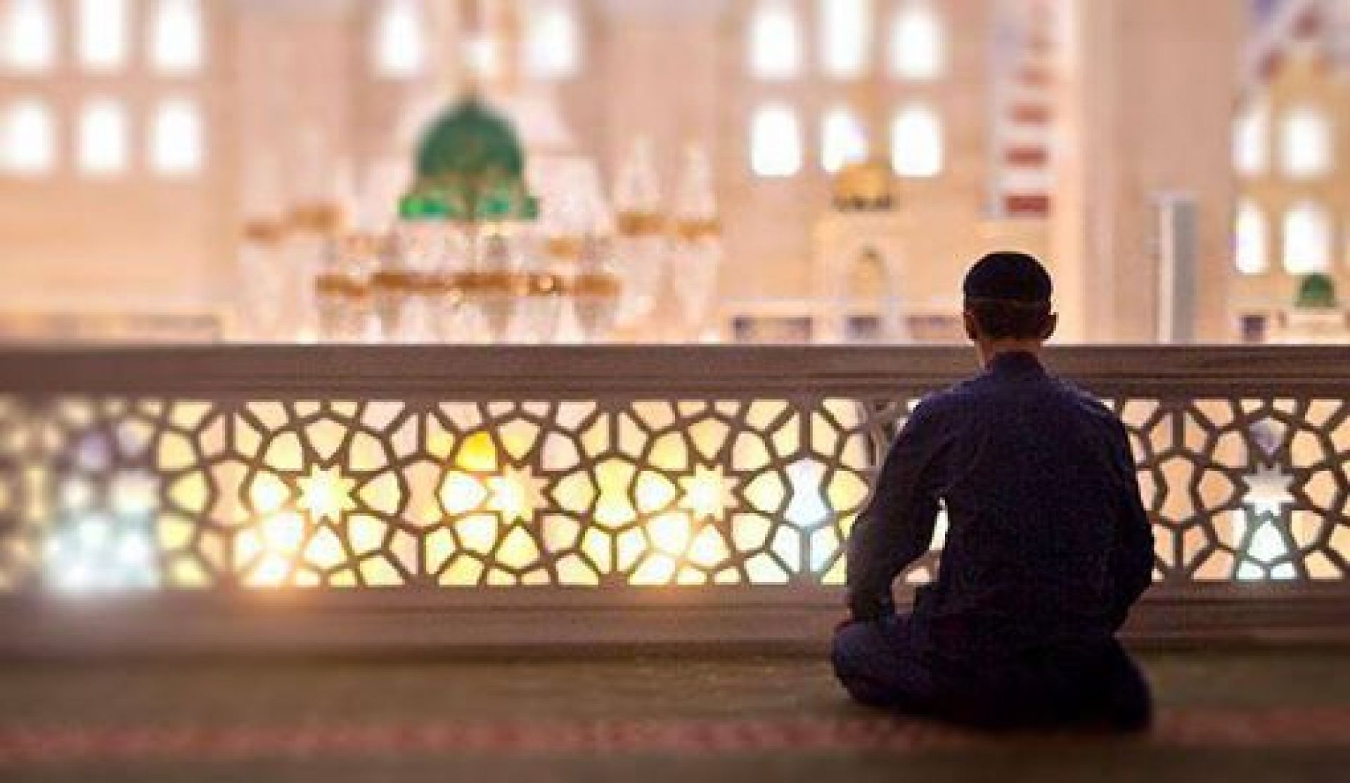 Читает намаз слушать. Курбан 2023. Люди в мечети. Молятся в мечети. Люди молятся в мечети.