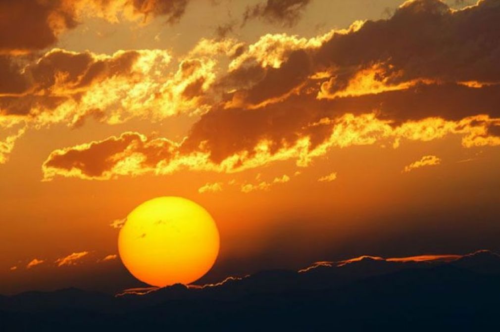 Қуёш неча ёшда?