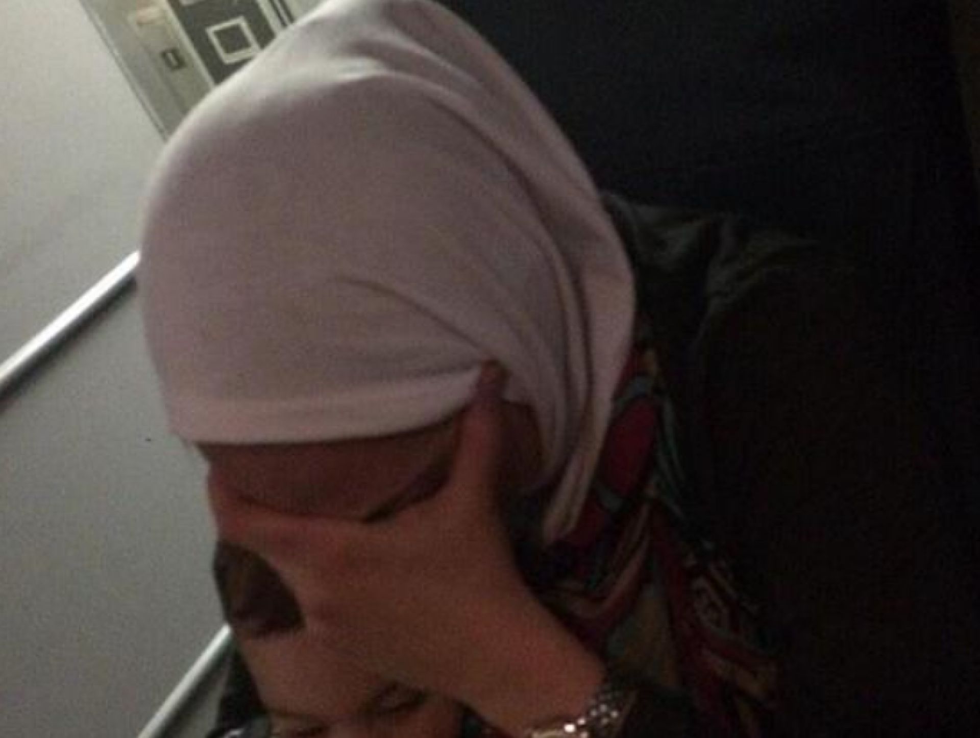 Скрытый камера мусульманский. Скрытая мусульманка. Девушка в хиджабе в туалете.