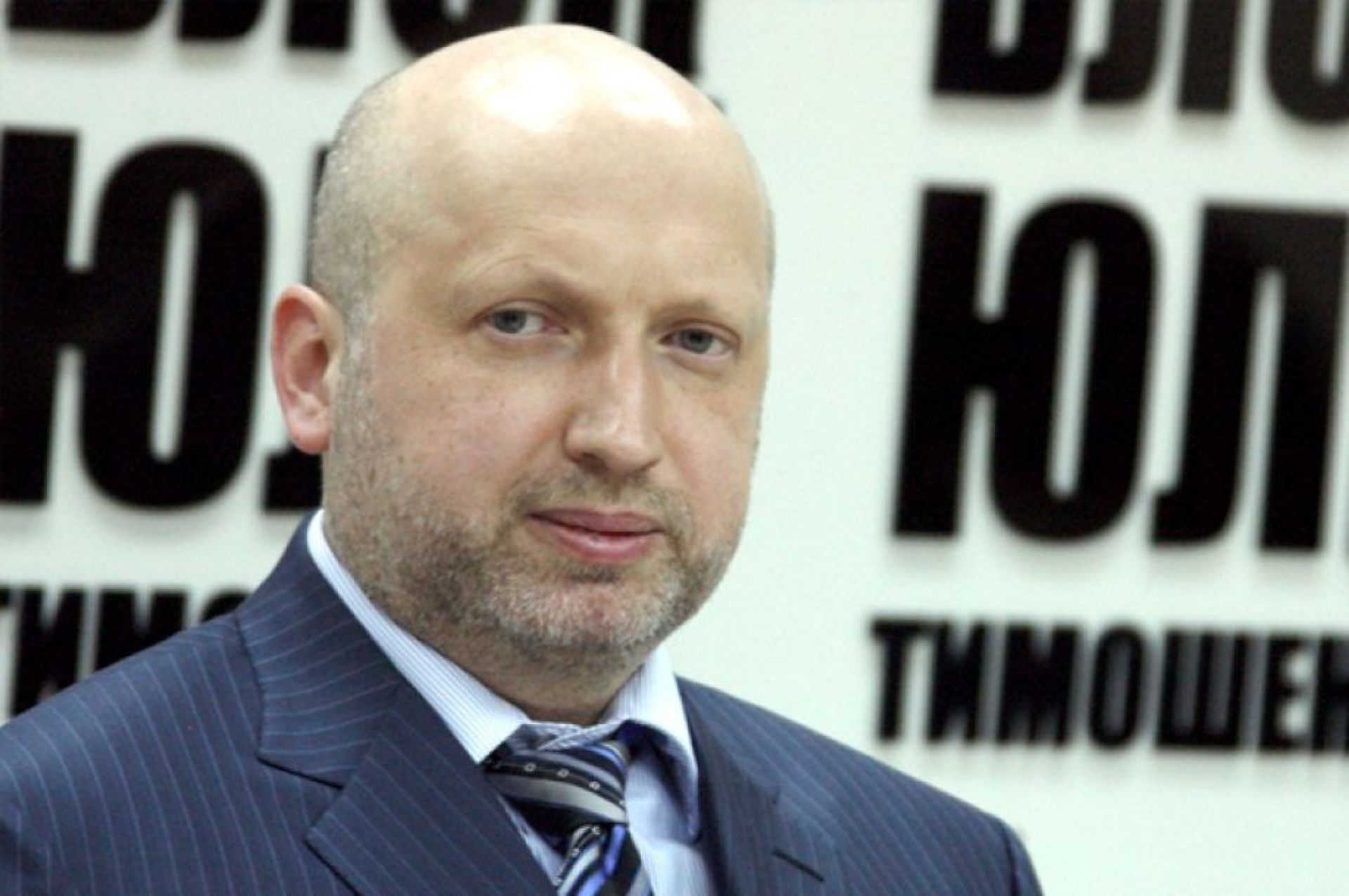 Украина президенти Қримга қўшин киритмаслигини маълум қилди