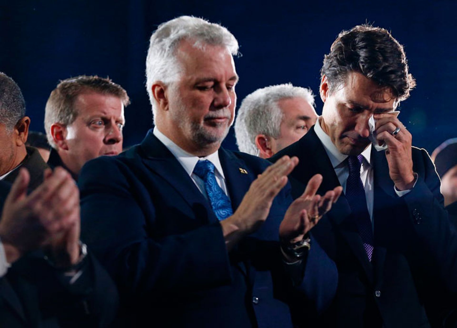 Канада Бош вазири Квебек масжидида ўлдирилган мусулмонлар дафнида кўз ёшини яширолмади