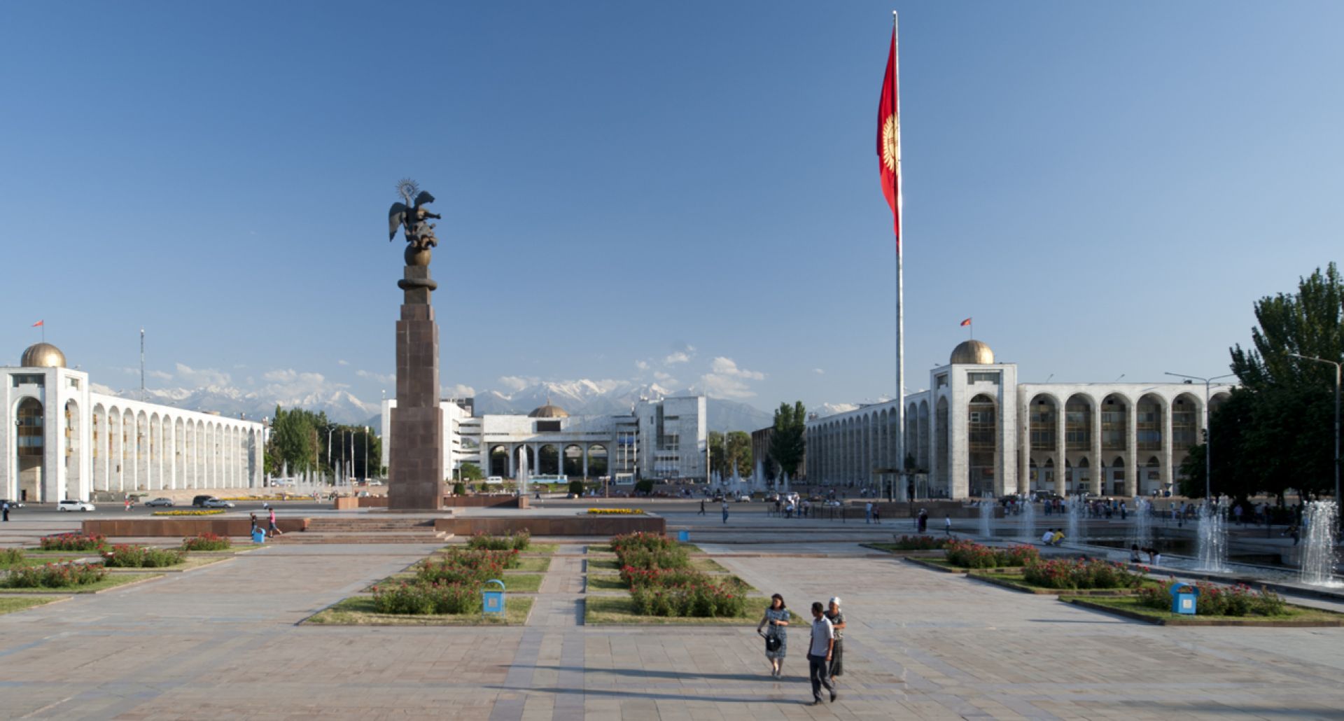 Город бишкек страна. Площадь ала-ТОО Бишкек. Киргизия столица Бишкек. Кыргызстан площадь ала ТОО. Киргизия столица Бишкек центр флаг.