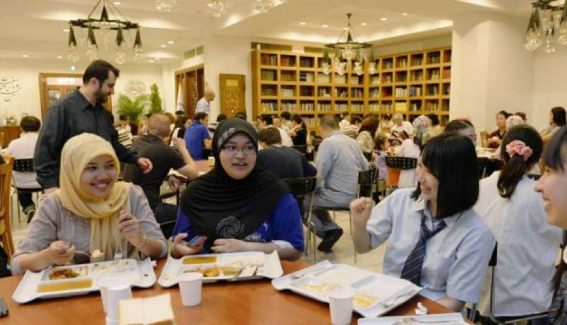 Ифторликлар турли хил касб эгаларини бирлаштирмоқда